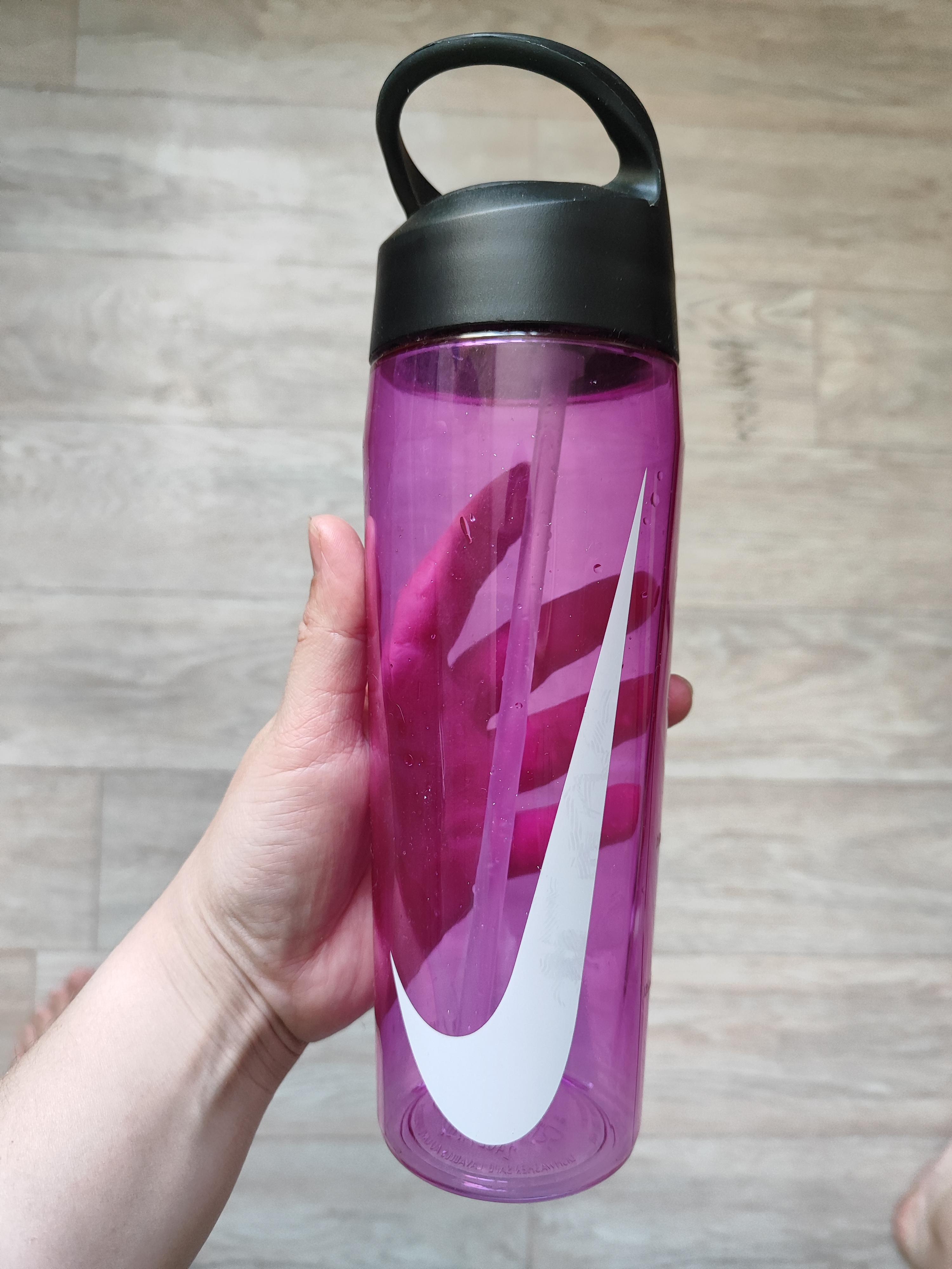 Бутылка Nike TR Hypercharge Straw Bottle 700 мл фіолетовый в реальных условиях использования от пользователя Тала.