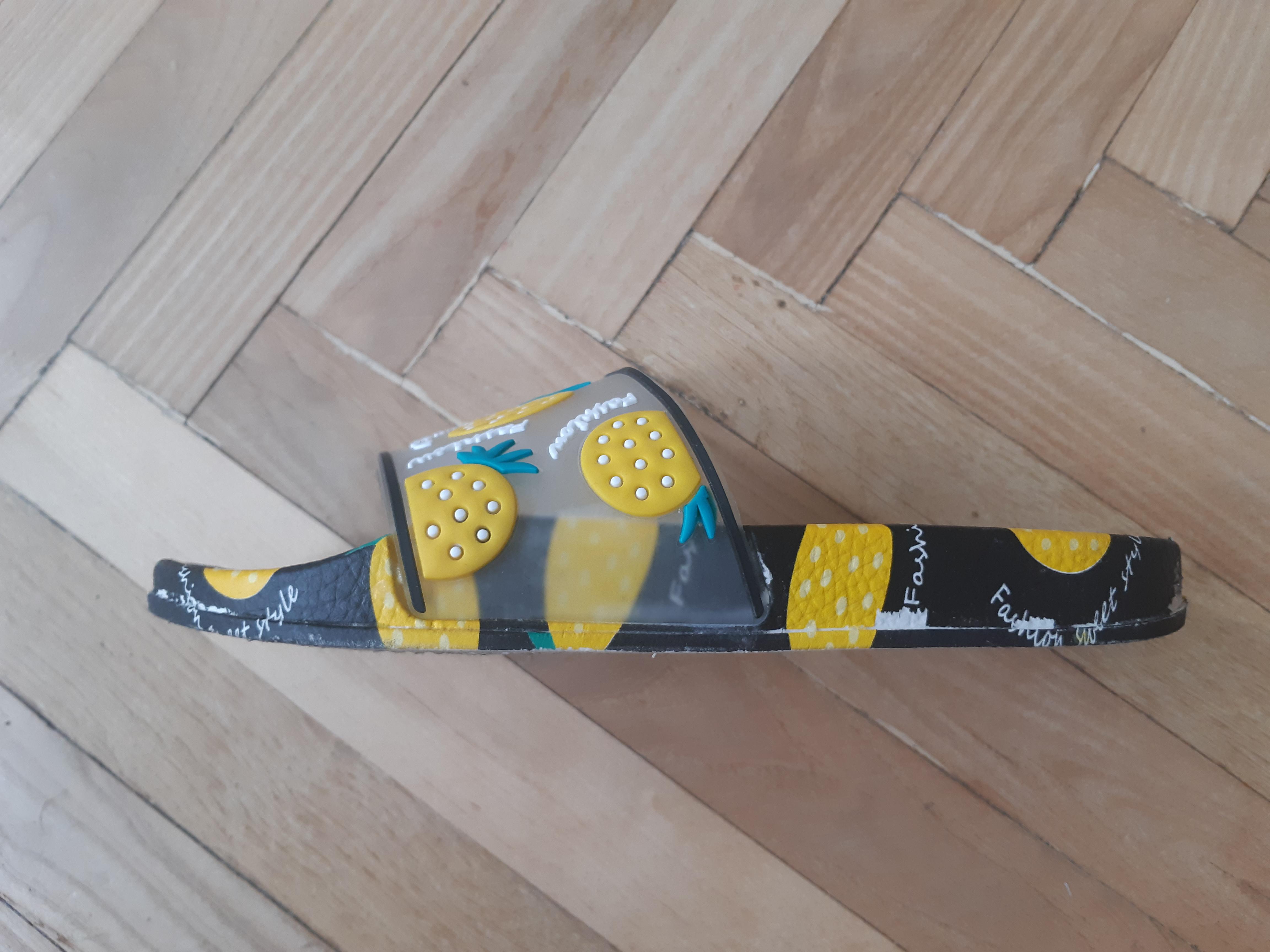 Шльопанці Luna Pineapples р.39 чорний із принтом у реальних умовах використання від користувача Марина.