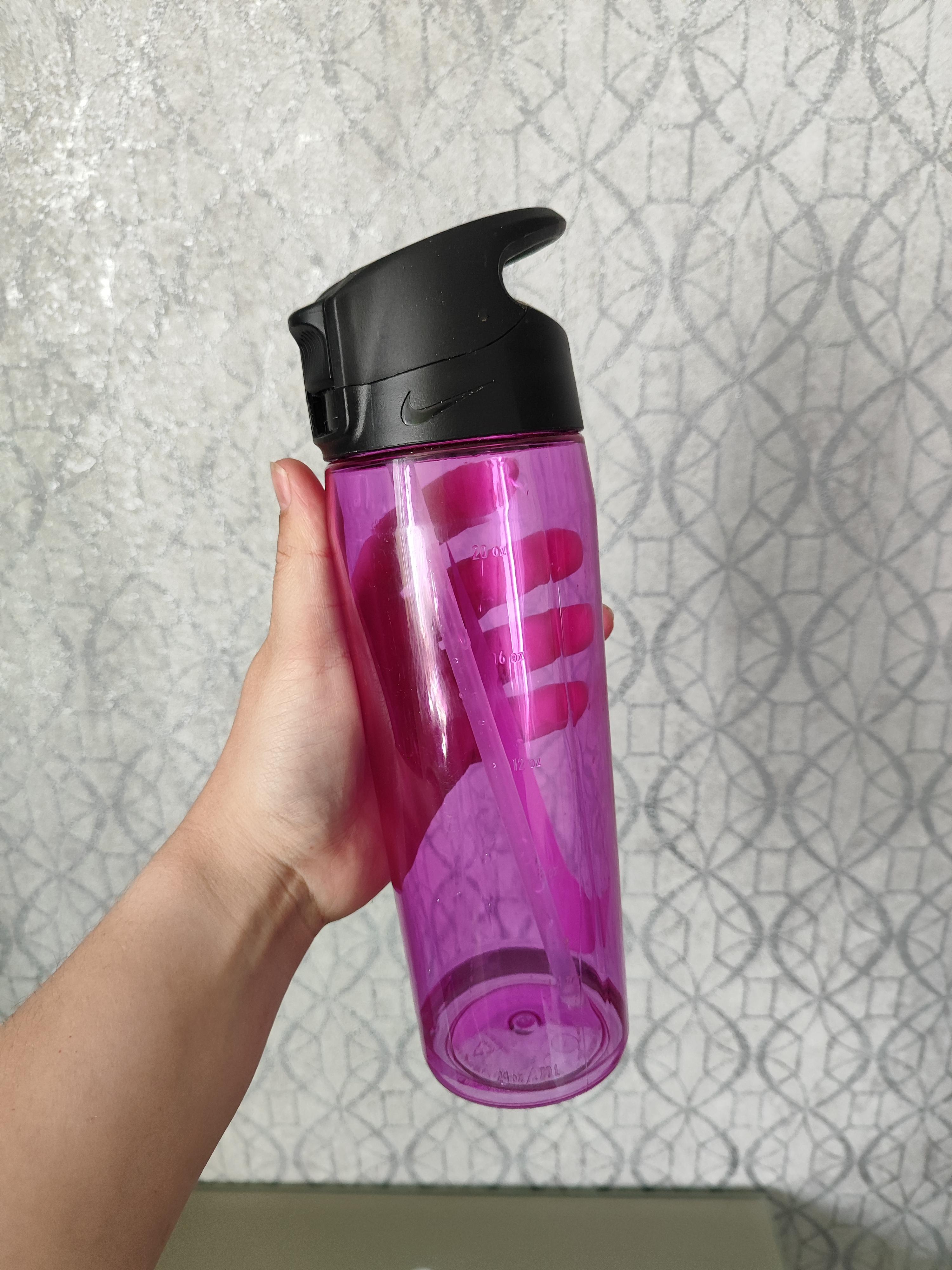 Бутылка Nike TR Hypercharge Straw Bottle 700 мл фіолетовый в реальных условиях использования от пользователя Тала.