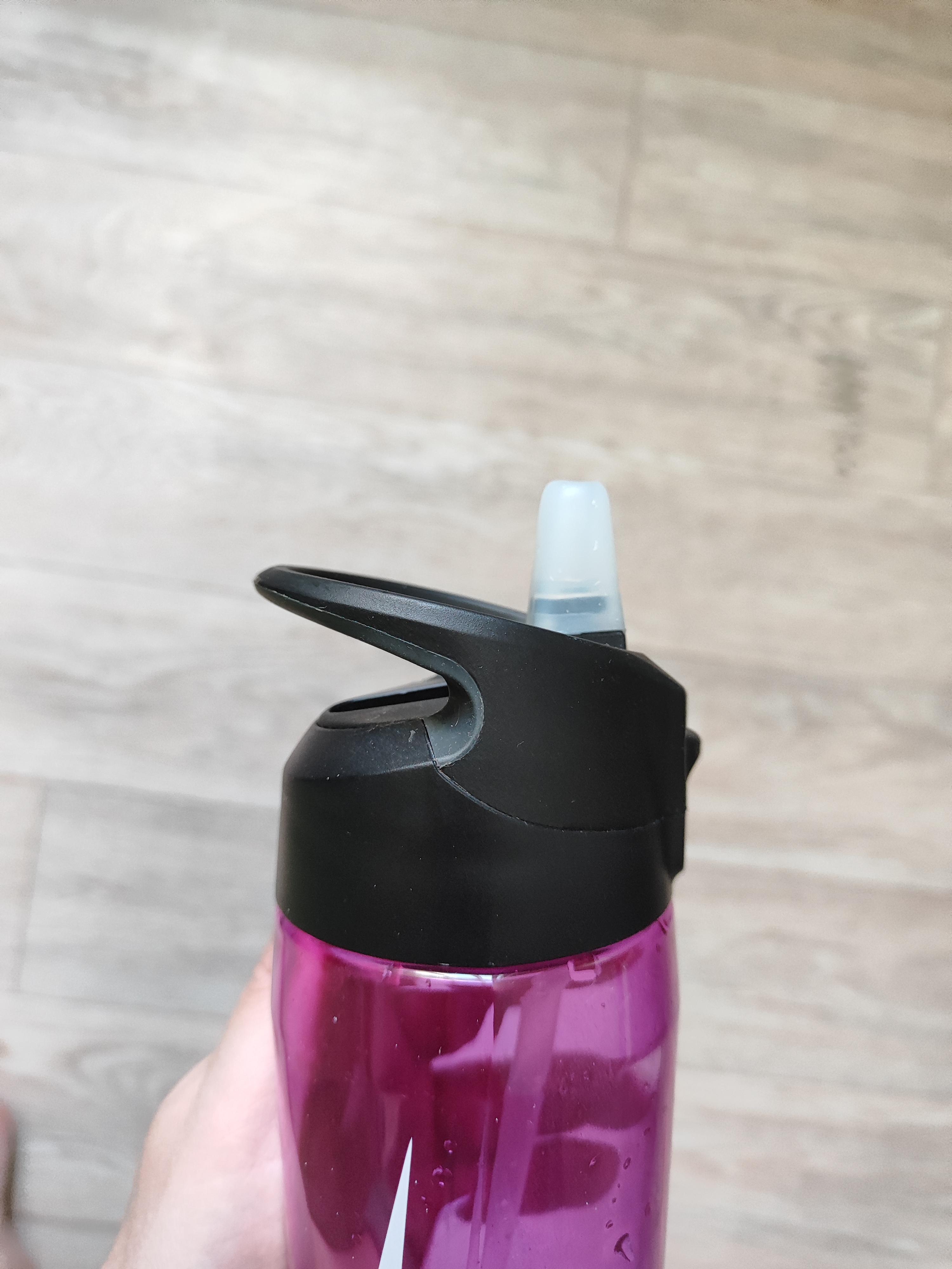 Бутылка Nike TR Hypercharge Straw Bottle 700 мл фіолетовый в реальных условиях использования от пользователя Тала.